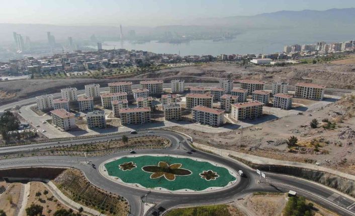 İzmir’de deprem konutları sahiplerini bulmaya devam ediyor
