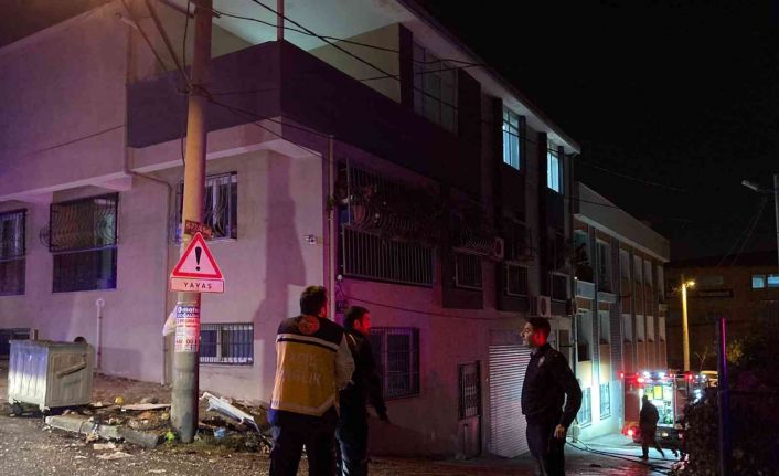 İzmir’de dini içerikli kitapları ve eşyalarını yakarak balkondan aşağı atan kadın, daha sonra da kendi evini yaktı