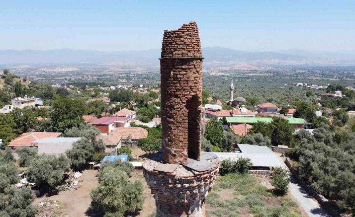 İzmir’de ecdat yadigarı cami göz göre göre yok oluyor