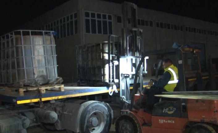 İzmir’de ele geçirilen 1 milyon litre karışımlı akaryakıt, imha edilmek üzere taşınıyor