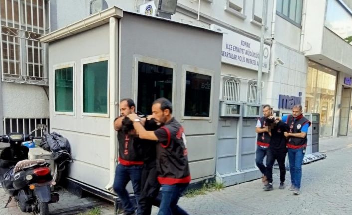 İzmir’de içki sofrasında Kur’an-ı Kerim’i yırtıp ateşe veren Berke Can Çoban ve Mert Atakan Durmaz, çıkarıldıkları mahkeme tarafından tutuklandı.