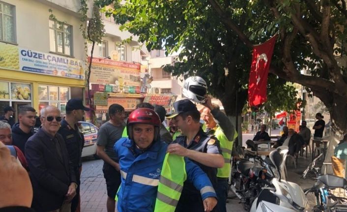 Jandarma ekipleri Güzelçamlı’da reflektör dağıttı