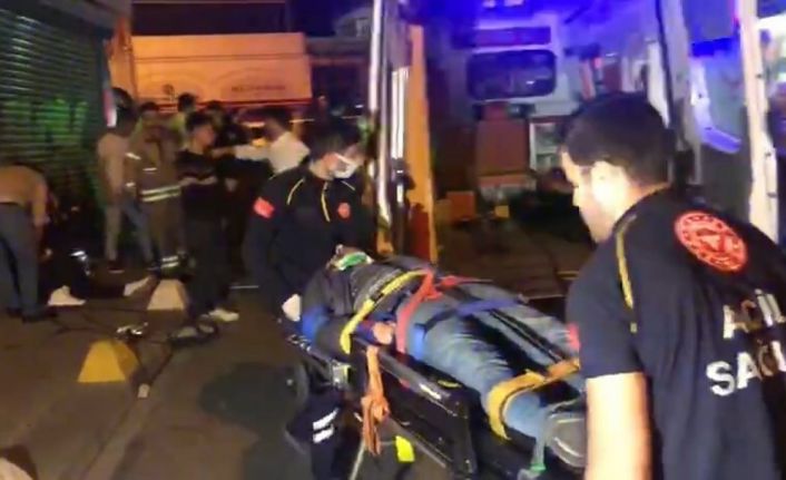 Kadıköy’de hızını alamayan otomobil takla attı: 2 yaralı