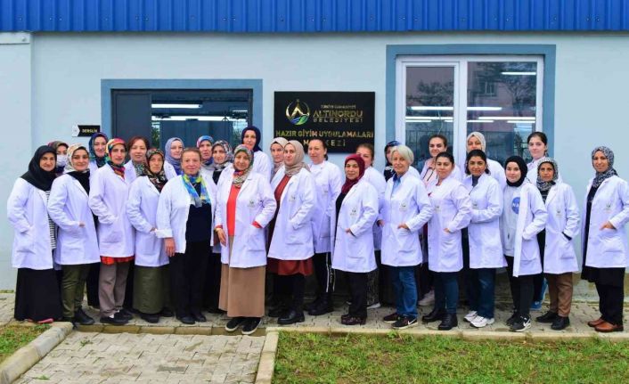 Kadınlar bu merkezde tekstilin inceliklerini öğreniyor