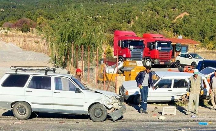 Kafa kafaya çarpışan araçlardan yara almadan kurtuldular