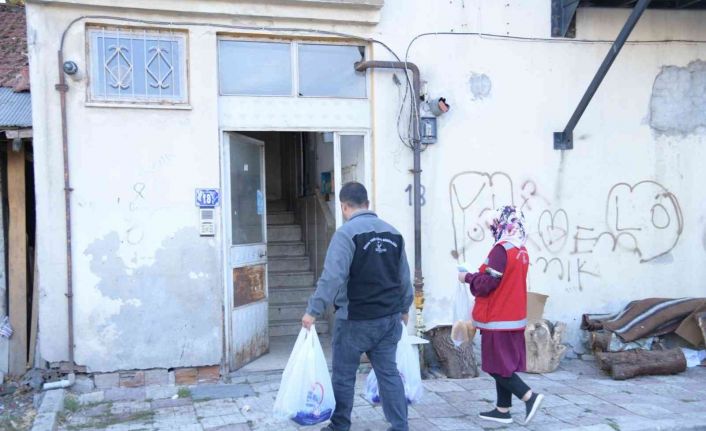 Kahramankazan Belediyesi ilçede yaşayan yaşlıları unutmuyor, market ihtiyaçlarını karşılıyor