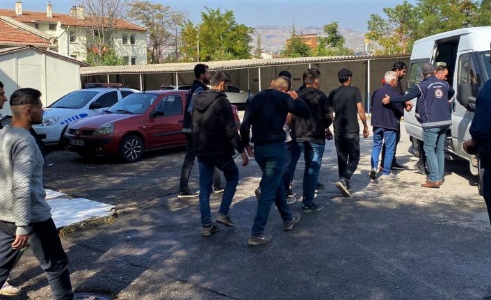 Kamyonetin kasasında 18 kaçak göçmen ile 3 organizatör şüphelisi yakalandı