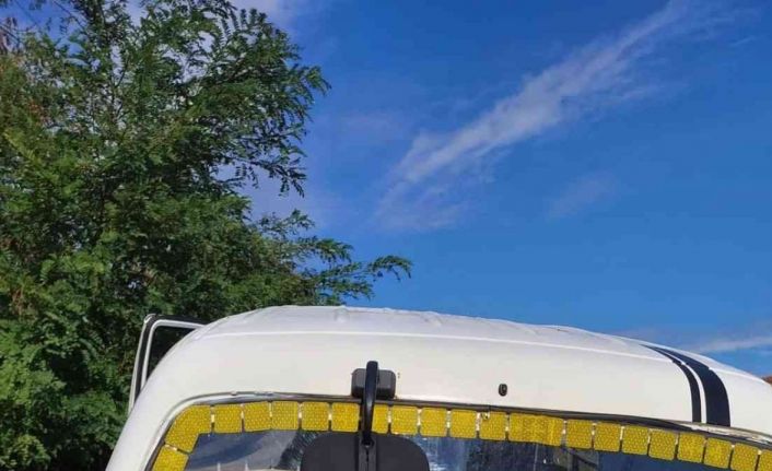 Kapalı kasa kamyonetle öğrenci taşıyan ehliyetsiz sürücüye 13 bin TL ceza