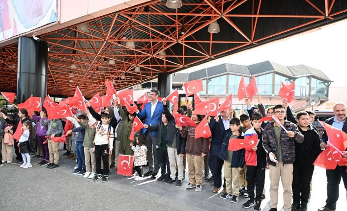 Kartepe’de 10 bin Türk bayrağı dağıtıldı