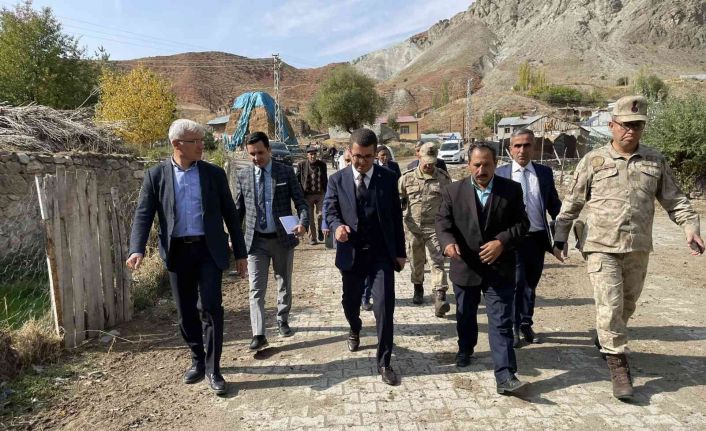 Kaymakam hem köyleri geziyor, hem de sorunları dinliyor