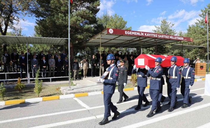 Kazara kendini silahla vuran uzman çavuşun cenazesi törenle memleketine uğurlandı