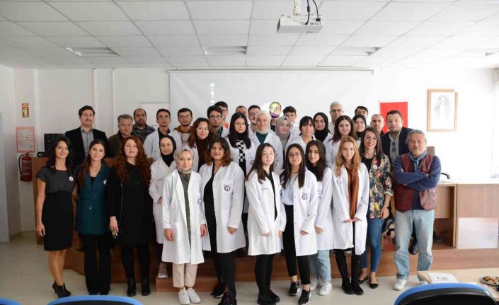 Kimya öğrencileri beyaz önlüklerini giydi