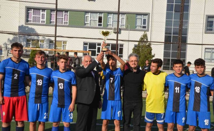 Kırkağaç’ta 29 Ekim Futbol Turnuvasında şampiyon Anadolu İmam Hatip Lisesi