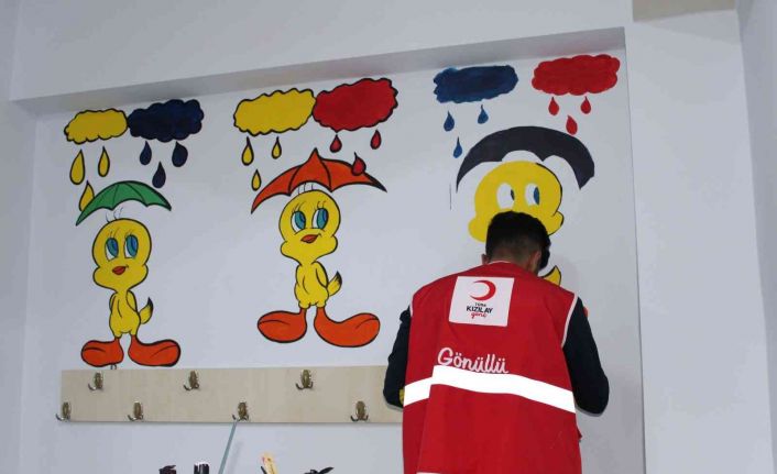 Kızılay gönüllüleri çocukların eğitim yuvalarını renklendirdi