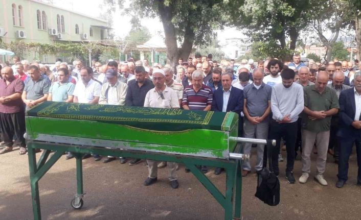 Kızları yaralı kurtulmuştu... Römorka çarpan otomobil sürücüsü toprağa verildi.