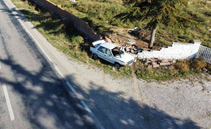 Kontrolden çıkan otomobil çarptığı duvarı yıktı