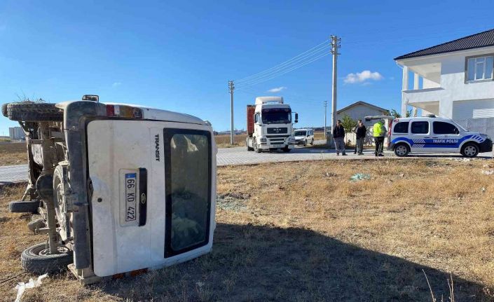 Konya’da tır ile minibüs çarpıştı: 3 yaralı