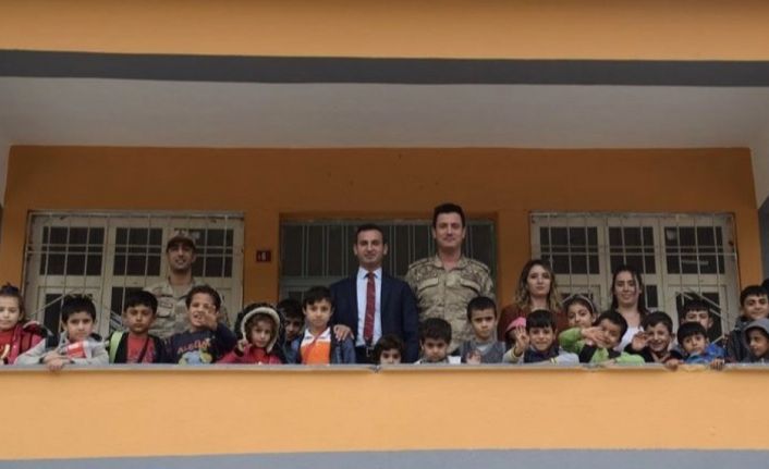 Kozluk’ta eğitimciler ve askeri personel köy okullarını renklendiriyor