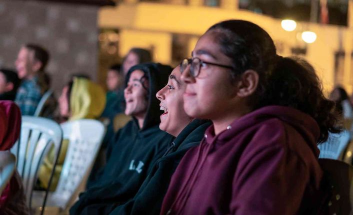 Kuşadası’nda açık hava sineması keyfi