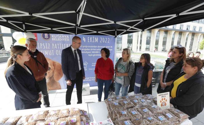 Kütahya Belediyesi yiyecek bulmakta zorluk çeken hayvanlar için mama dağıttı