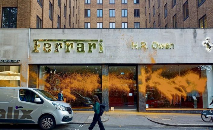 Londra’da çevre aktivistlerinden lüks araç galerilerine boyalı saldırı