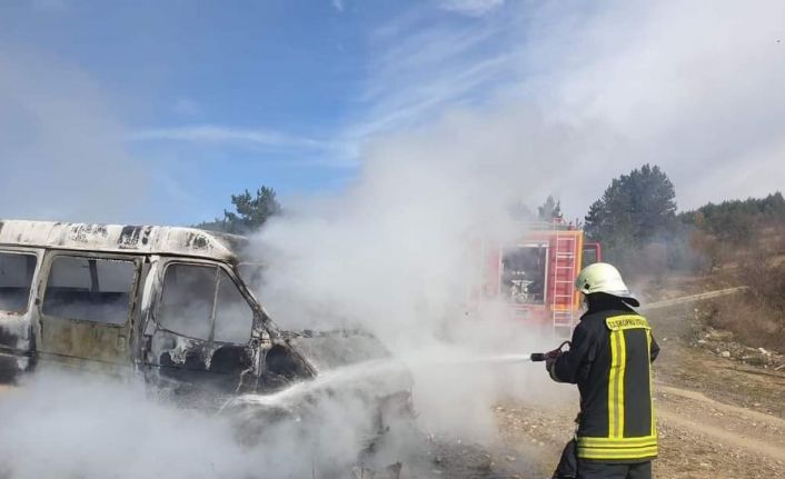 Mantar toplamak için ormana gittiler, park halindeki minibüsleri alev alev yandı