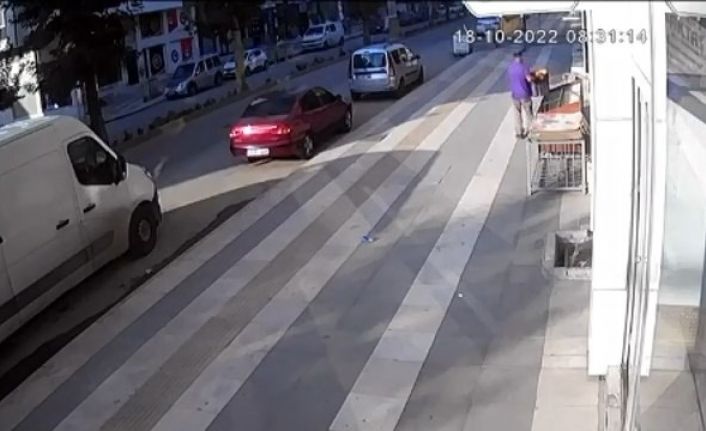 Marketin önünden bir kasa ekmeğin çalındığı anlar güvenlik kamerasına yansıdı