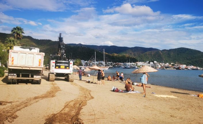 Marmaris’te bir yanda deniz keyfi, bir yanda iş makineli kışa hazırlık çalışması