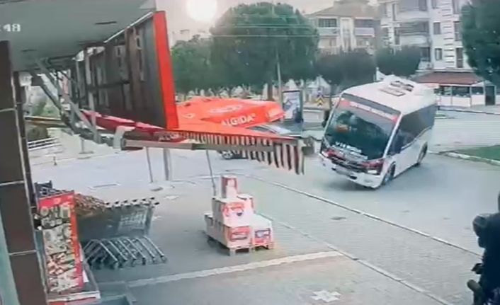Minibüsün devrildiği kaza anları kameraya yansıdı
