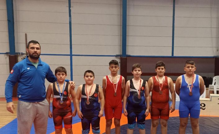 Minik güreşçilerden madalya mesaisi