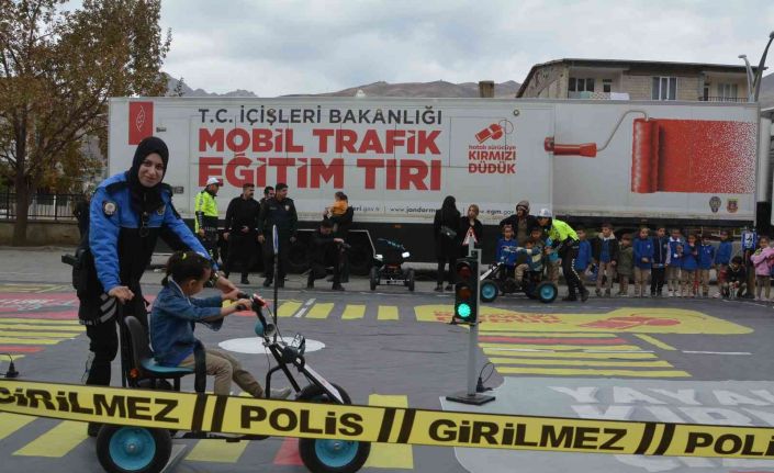 ‘Mobil Trafik Eğitim Tır’ı Hakkari’de