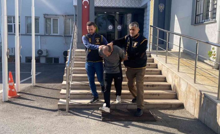 Motosikletin sahibi tarafından yakalanınca bıçak çekip kaçan hırsız çıkarıldığı mahkemece tutukladı