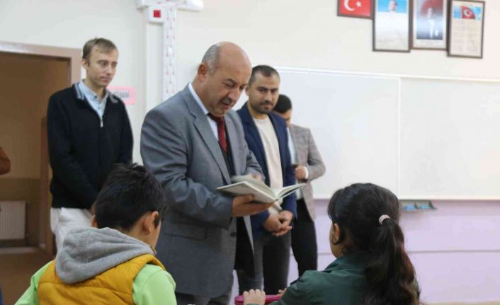 Müdür Başyiğit, ilkokul öğrencilerine kitap hediye etti