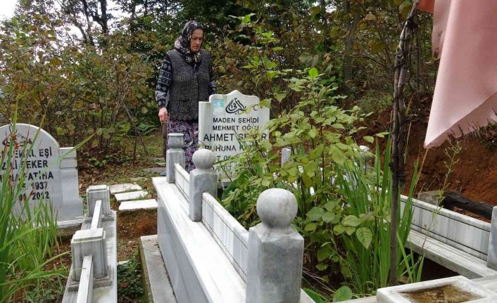 Oğlu maden faciasında ölen anne; 9 yıldır mezarını severek hasret gideriyor
