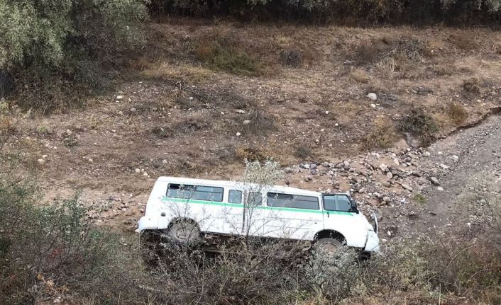 Öğrenci servisi dere yatağına devrildi: 15’i çocuk 16 yaralı