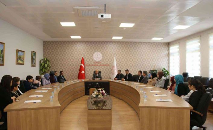 Öğrenciler yurt dışı izlenimlerini Müdür Başyiğit’e aktardılar