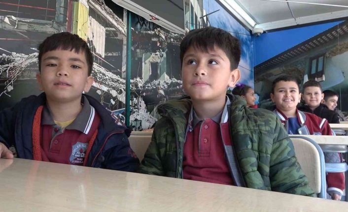 Öğrencilere simülasyon tırında deprem eğitimi verildi