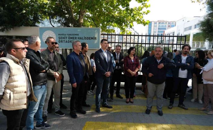 Öğrencisini darp ettiği iddiasıyla tutuklanan öğretmene destek