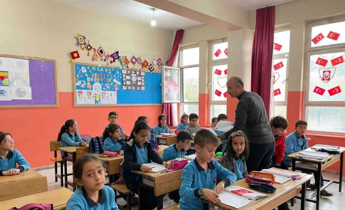 Öğretmen baba, müdür yardımcısı kızı ile aynı okulda görev yapıyor