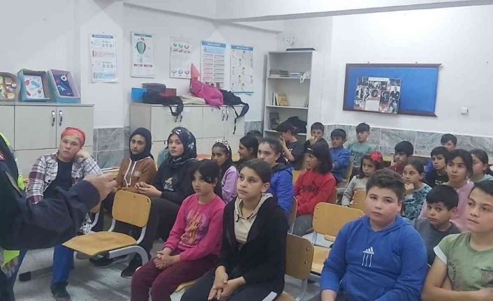 Ortaokul öğrencilerine jandarma trafik eğitimi verdi