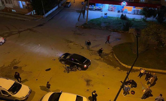 Otomobile çarpan motosikletteki sürücü ve arkadaşı metrelerce havaya uçtu...Feci kaza kamerada