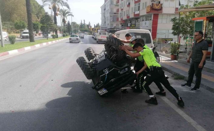 Otomobilin çarptığı ATV, park halindeki araca çarpıp takla attı: 2 turist yaralı