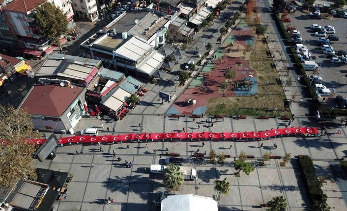 Pendik’te sokaklarda taşınan 99 metrelik dev Türk bayrağı havadan görüntülendi