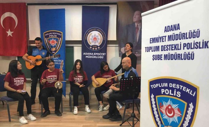 Polis hazırladığı projeyle hem saz çalmayı öğreniyor hem de öğretiyor