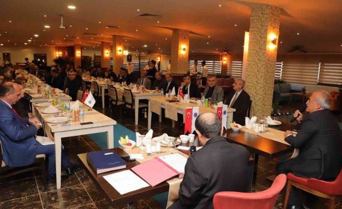 Rektör Çomaklı, senato ve yönetim kurulu üyeleriyle yemekte bir araya geldi