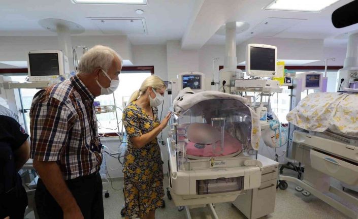 Rektör Özkan, Türkiye’nin ikinci rahim nakli hastası Havva Erdem’i ve bebeğini ziyaret etti