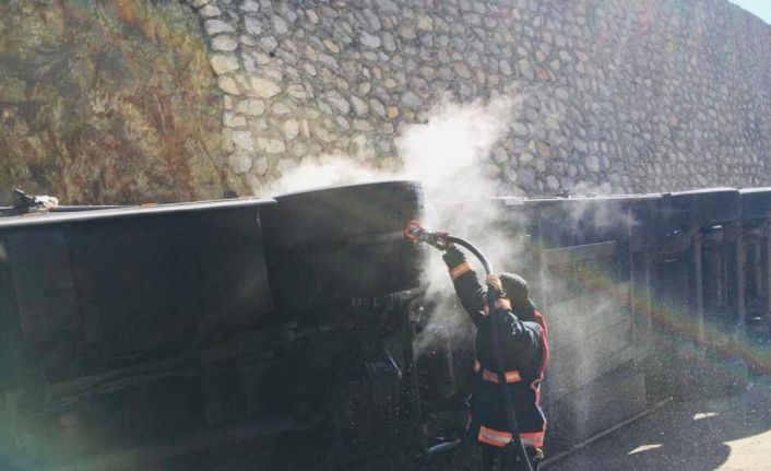 Sebze yüklü tır takla attı, araçta sıkışan 2 kişiyi ekipleri kurtardı