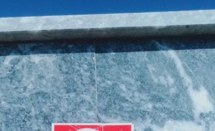 Şehidin hayrına yapılan çeşmedeki Türk bayrağına iğrenç saldırı