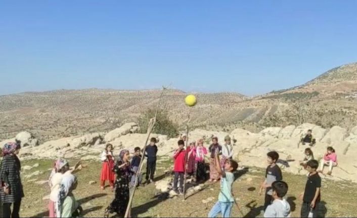 Siirtli çocuklar ip ve odun parçasından voleybol sahası yapıp gönüllerince eğlendi