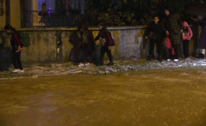 Siirt’te sağanak yağış sonrası caddeler dereye döndü, vatandaşlar zor anlar yaşadı